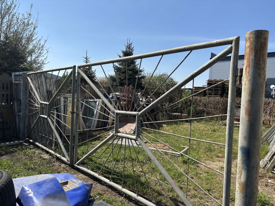 Duza solidna brama z słupkami