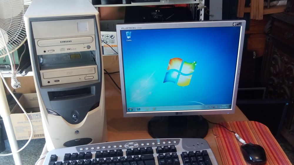 computador de secretaria impecável.