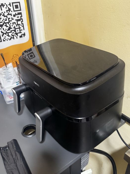 Продам холодильний стіл для піци та вітрину