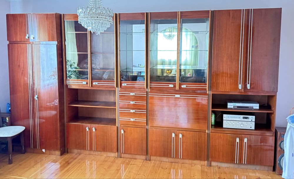 Продам меблі б/у у вітальню.