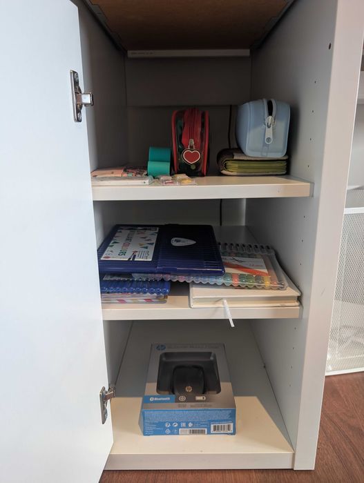 Conjunto Ikea: Secretária micke, cadeira giratória e quadro skadis combinação