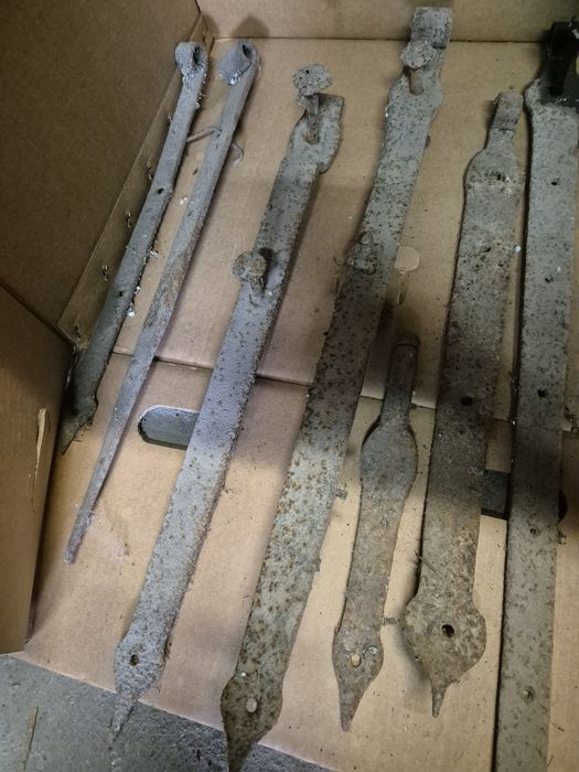 Stare, kute, zawiasy drzwi