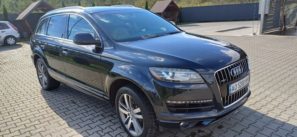 AUDI.    Q7    2012