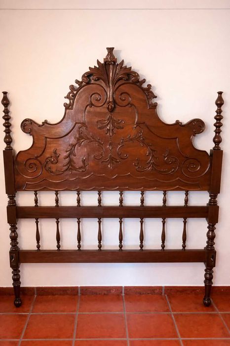 Quarto completo de casal em madeira maciça - Zona Setúbal