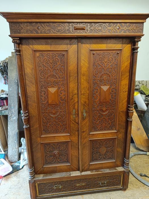 Szafa eklektyczna orzechowa