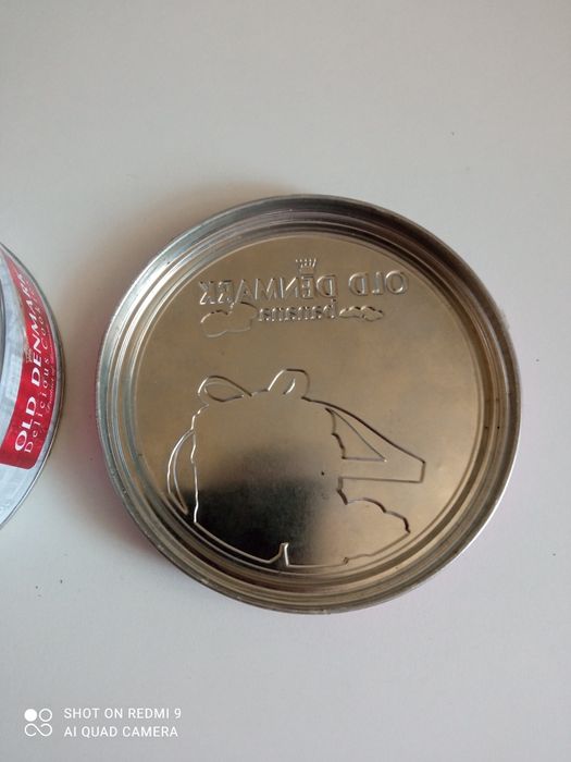 Металлические банки из под чая и печенья.