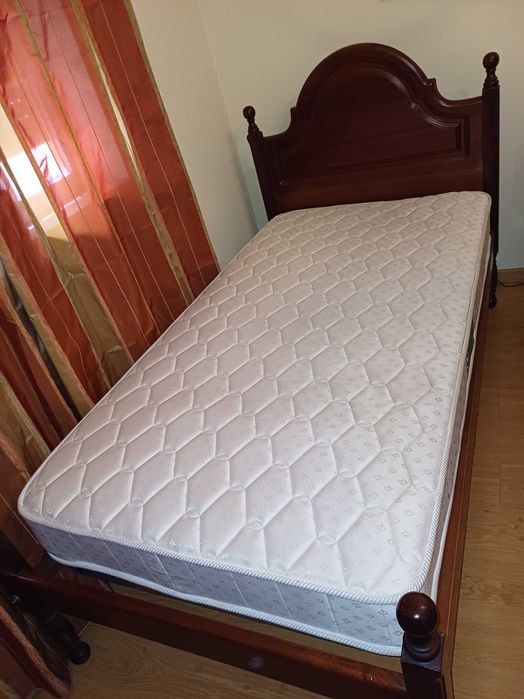 Duas camas solteiro com colchão e estrados.