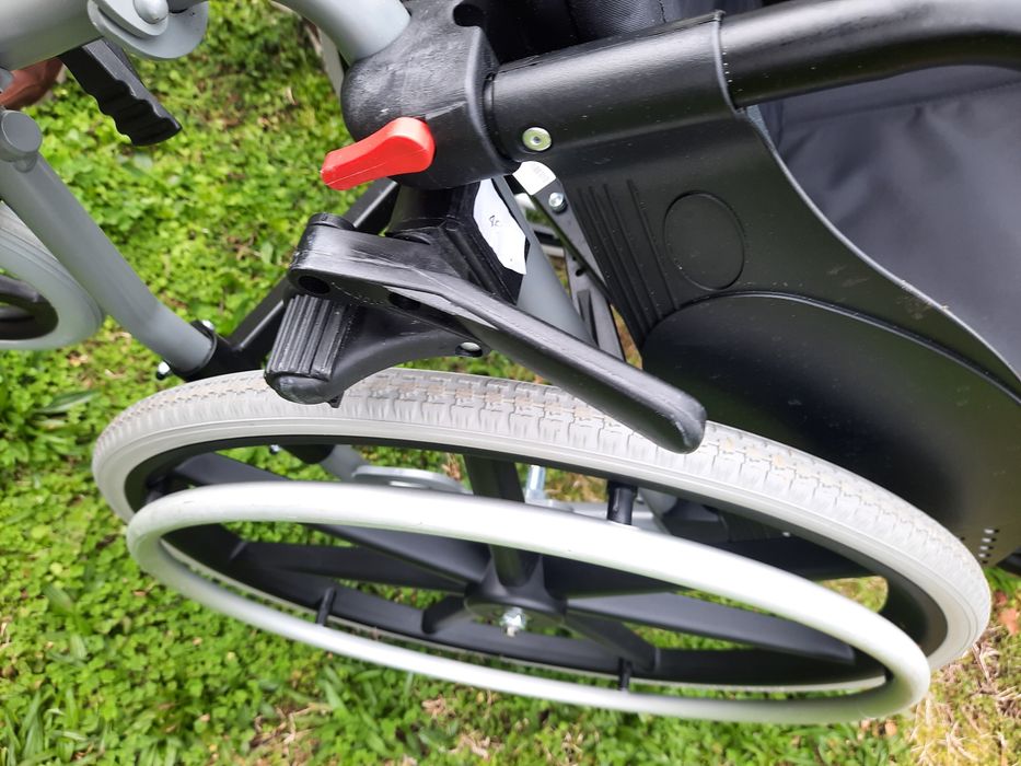 Cadeira de rodas ORTHOS. Patins e rodas destacáveis.  Tem 1 ano