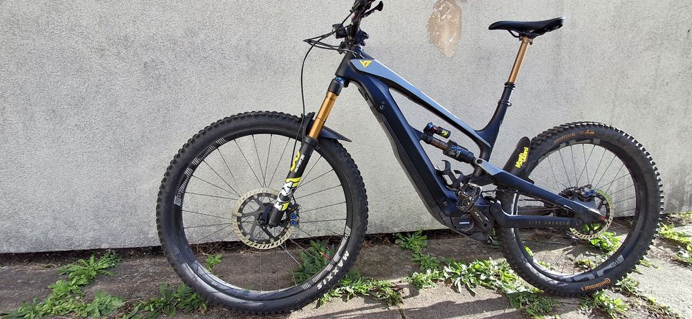 Rower elektryczny Enduro YT DECOY CF PRO RACE Fox Kashima full suspens