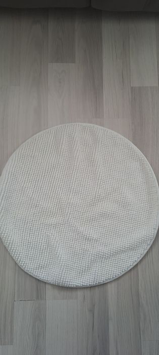 Biały dywanik łazienkowy okrągły