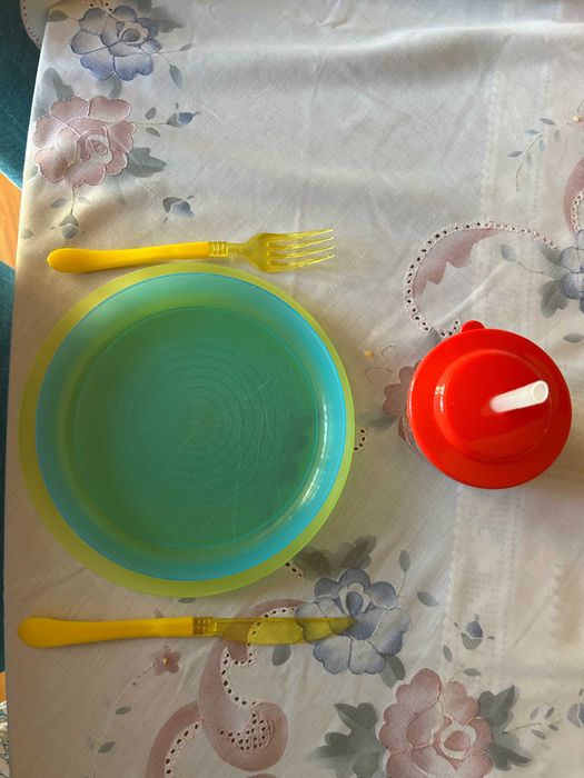conjunto de pratos, talheres, copos e toalhas de mesa, de plastico (criança)