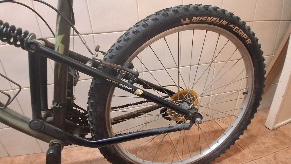 Bicicleta de montanha Rockrider com suspensão total