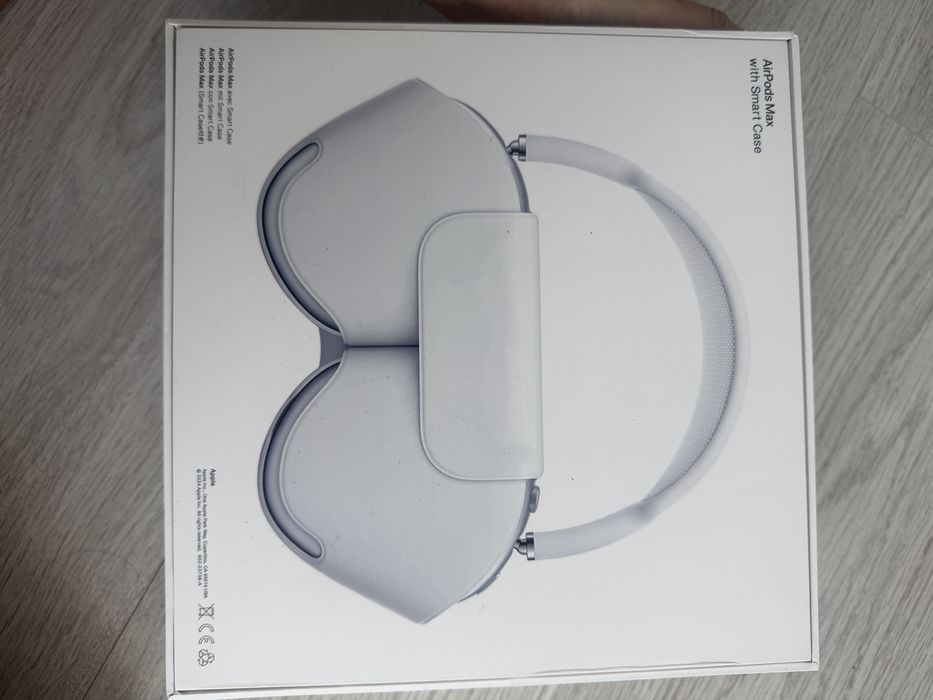 AirPods Max with Smart Case