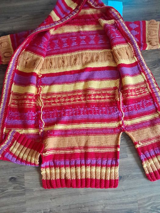 Sweter wełniany ręcznie robiony na drutach