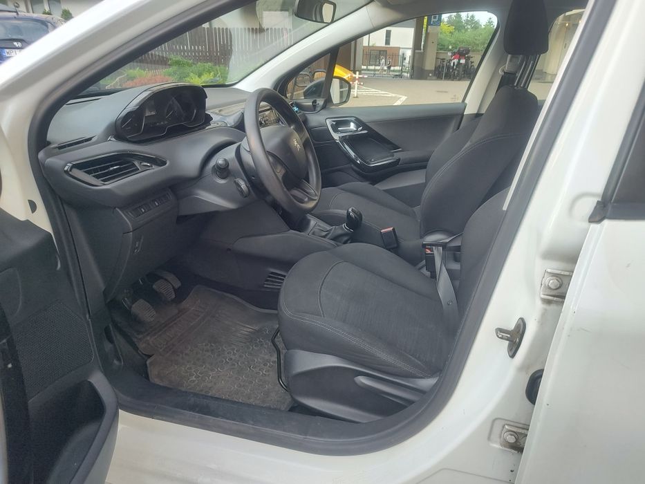Peugeot 208 van vat-1