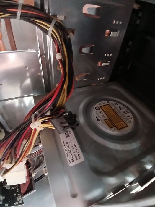 Комп'ютер Vento 8  CHASSIS , за до даткову плату є знарядженя до пк