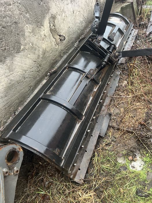 Передній відвал для прибирання снігу