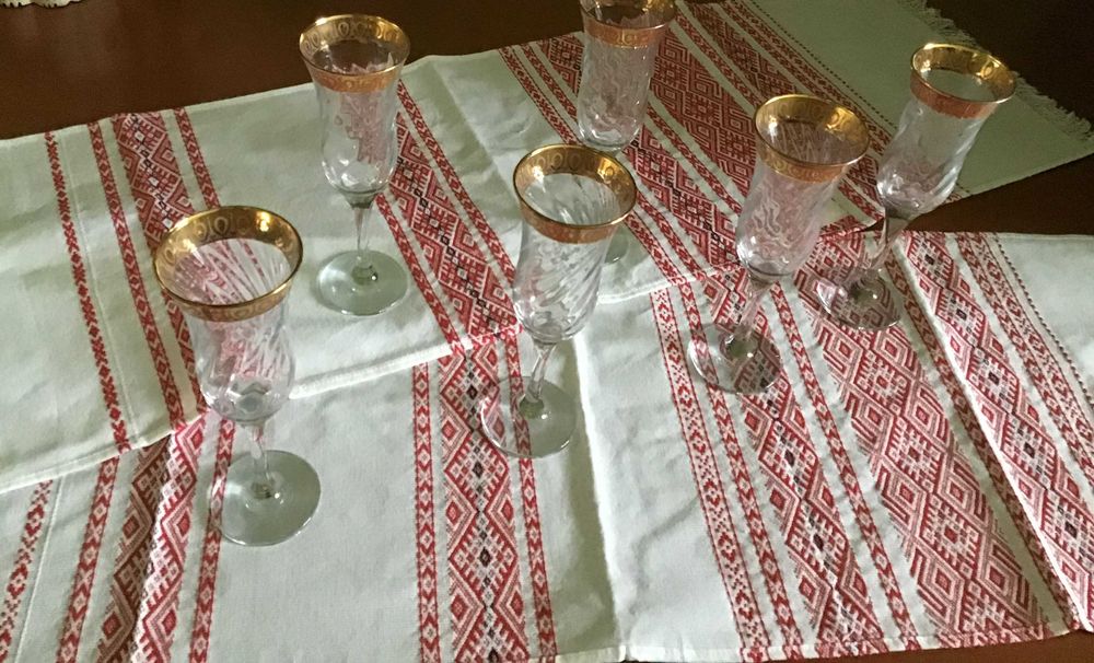 Бокали з золотою каймою