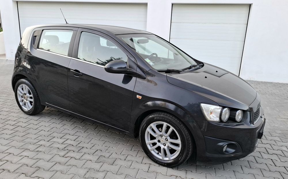 Chevrolet Aveo 1.4 16v automático 6 velocidades  2012