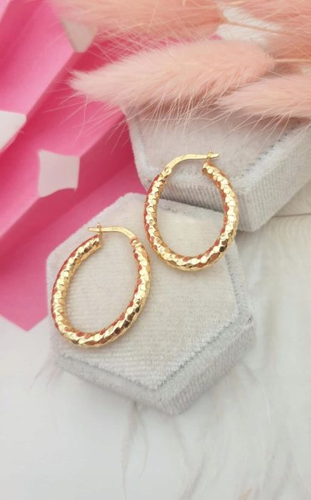 Złote kolczyki owalne z frezem