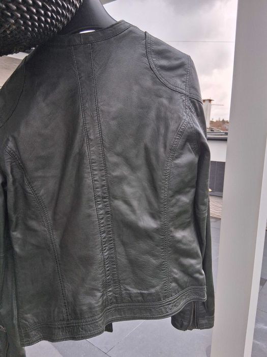 Casaco de pele curto em verde