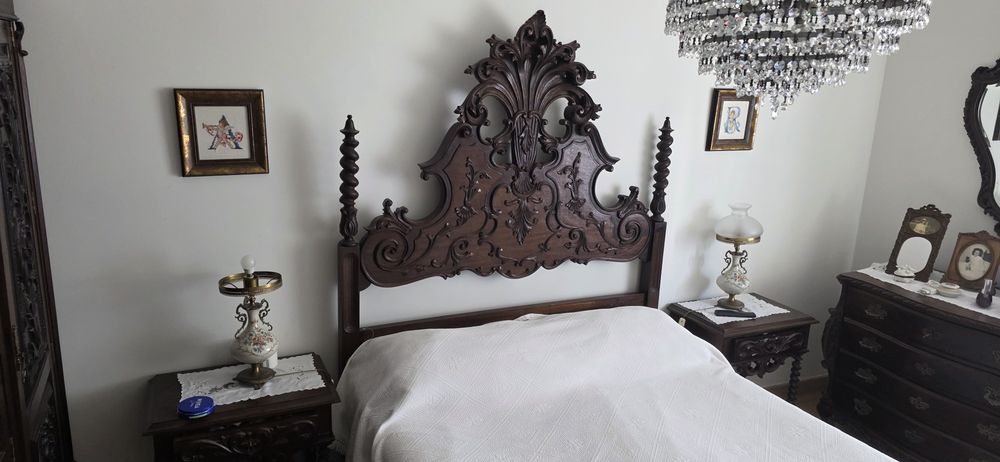 Quarto de casal em madeira de castanho
