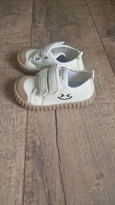 Śliczne beżowe trampeczki