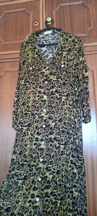 Vestido comprido em vede, com estampado