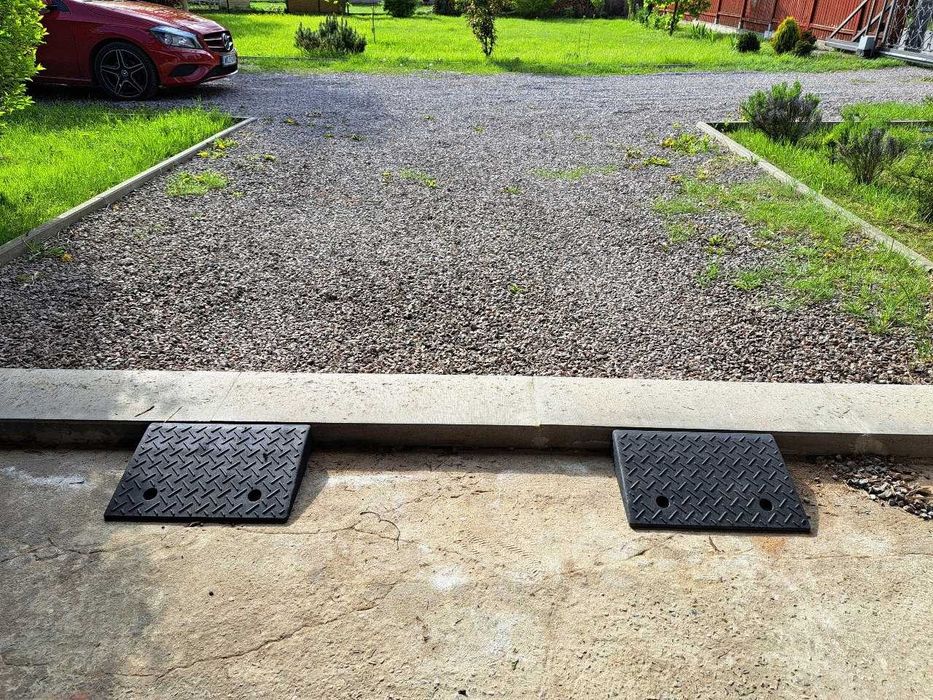 2 gumowe rampy podjazdowe pod krawężnik 8 cm czarne