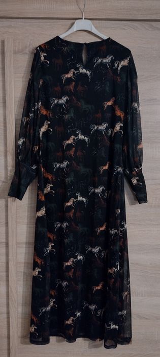 Sukienka z motywem koni