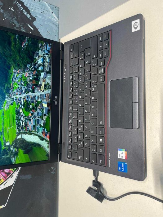 Fujitsu LifeBook U7311 — 13.3" для навчання, роботи є кількість