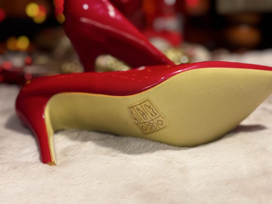 Czerwone lakierowane szpilki – eleganckie, stan bardzo dobry