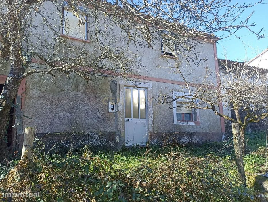 Moradia para reconstruir em zona residencial tranquila. — Soure, Coimbra