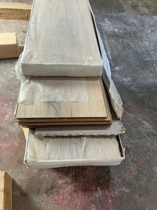 Parquet flutuante 4 caixas & rodapés. Quarto de 10m2