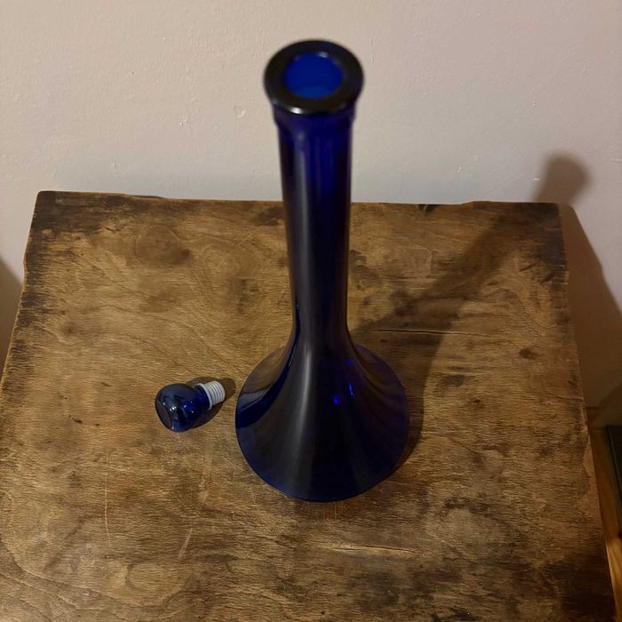 Karafka ze szkła kobaltowego, postmodernistyczna lata 80, wys.39 cm