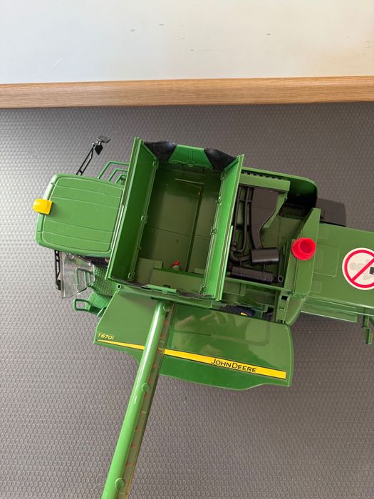 Kombajn John Deere T670i Bruder 02132 – Skala 1:16, Stan Idealny + Wózek