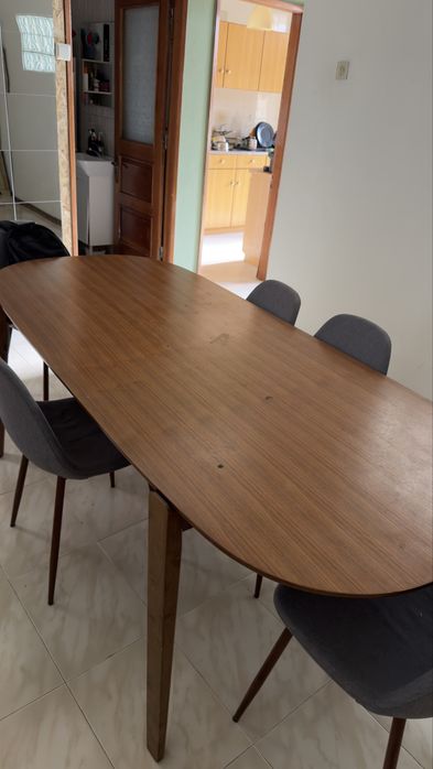 Mesa sem cadeiras