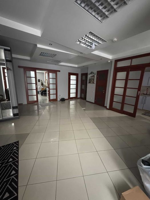 Окремий кабінет 16м2 в комерційному приміщенні по вул. Лялі Ратушної