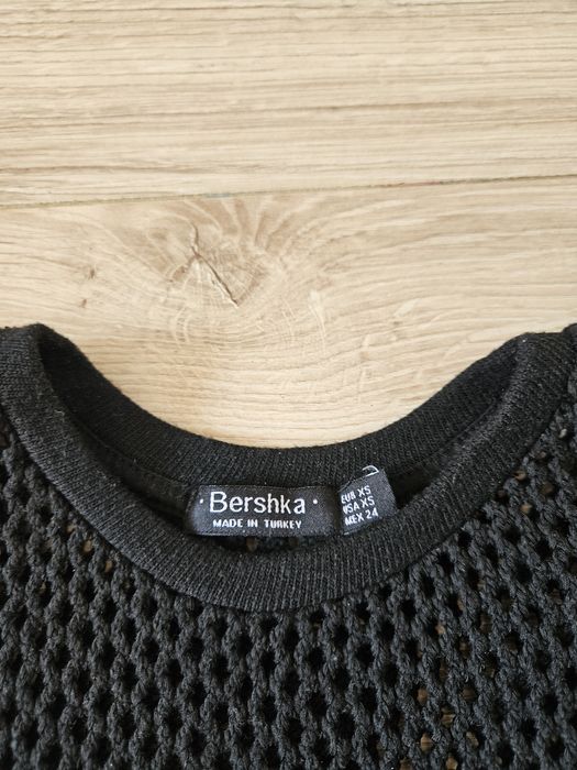 Krótka bluzka Bershka z siateczki z falbanką corp top