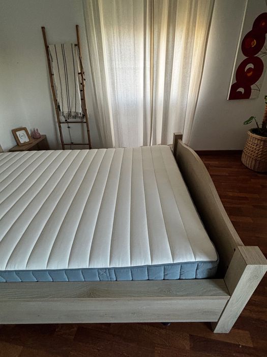 Cama casal Madeira + mesa cabeceira