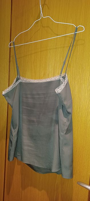 Top de alças com blusa verde azeitona Massimo Dutti