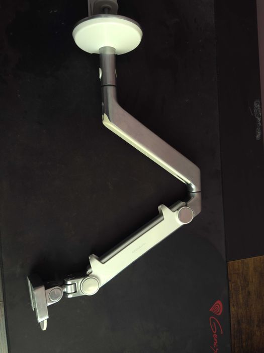 Ramię do monitora Humanscale – premium uchwyt biurkowy
