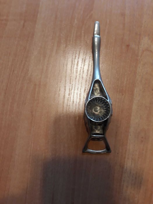 Piękny metalowy łabędź otwieracz do butelek