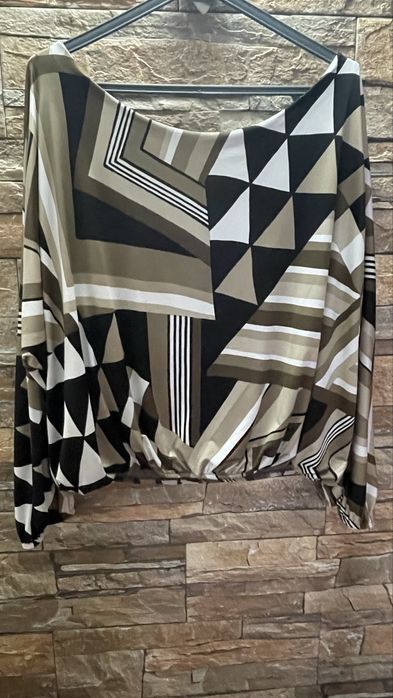 Blusa com padrão e elástico no fundo