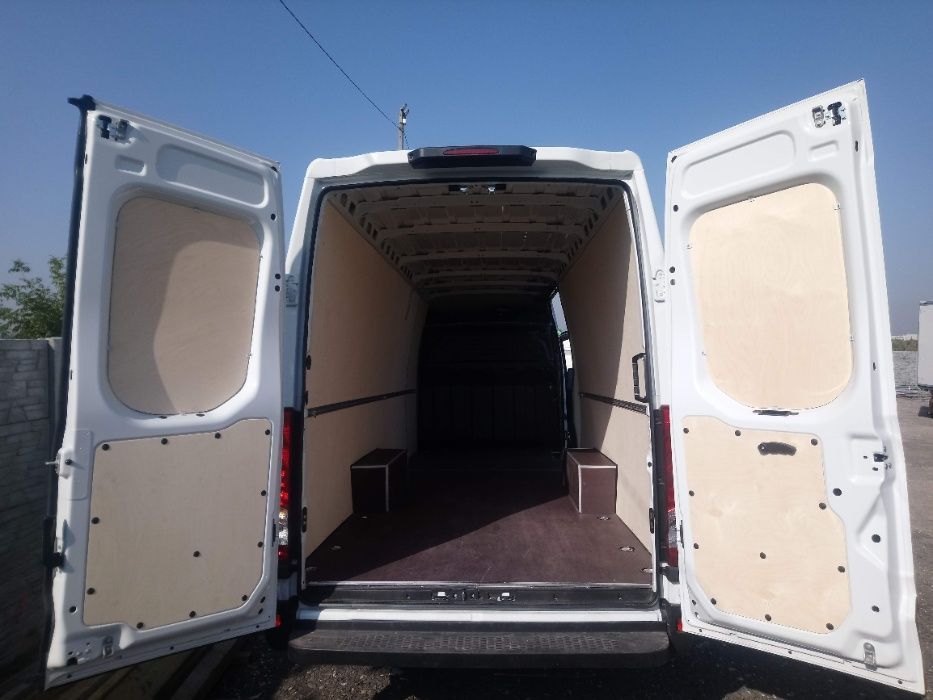 Zabezpieczenie przestrzeni ładunkowej w samochodzie Iveco Daily L4H2