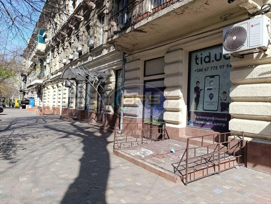 Продаж фасадного приміщення із стабільним орендатором