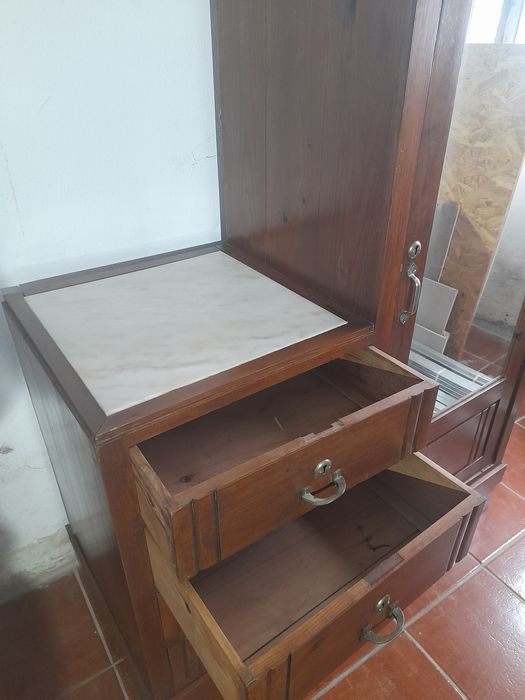 Roupeiro com espelho e pedra