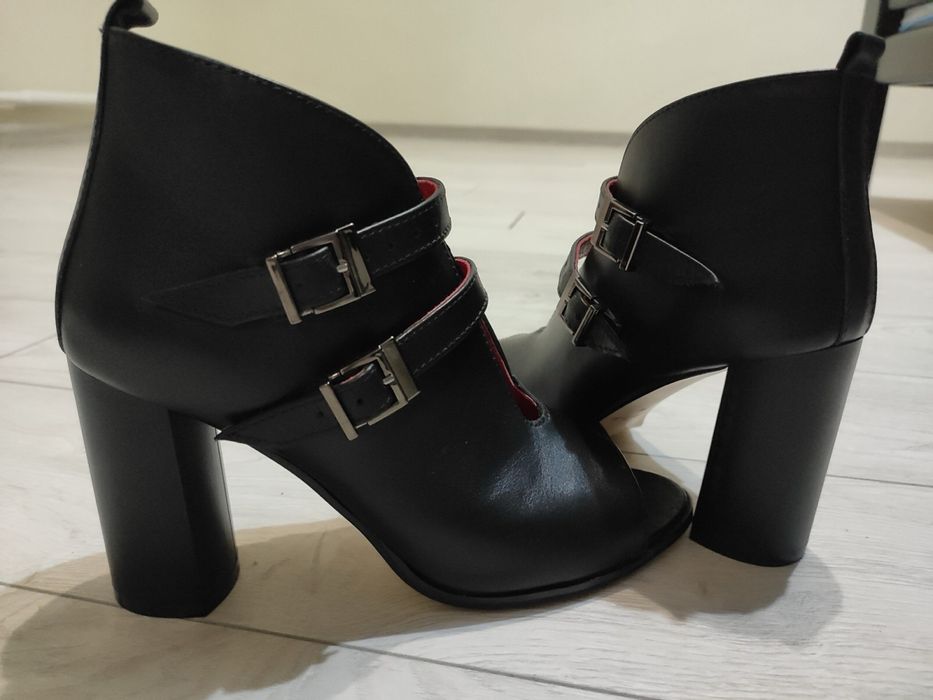 Стильні босоніжки