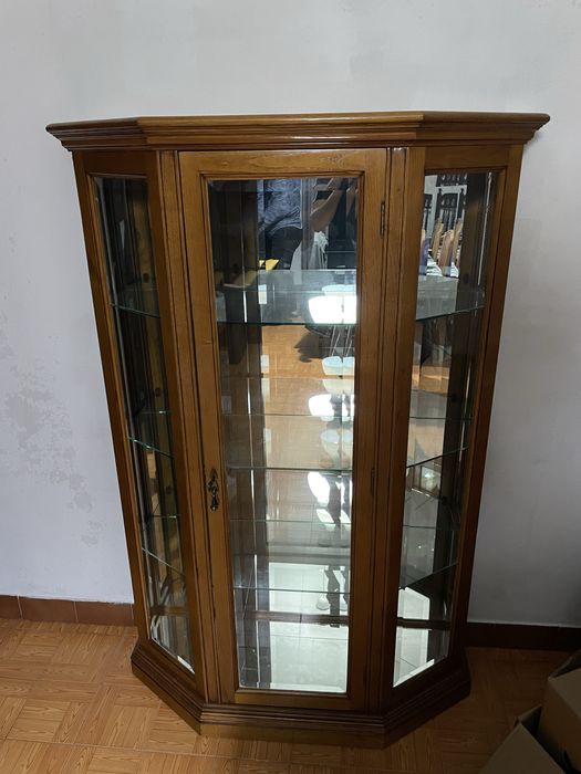 Vitrine em madeira