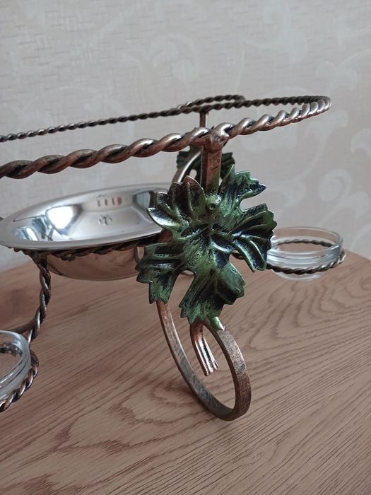 Блюдо для разогрева шашлыка. Садж с соусницами.